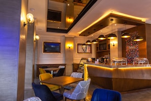 Een restaurant met een bar, houten meubilair en hanglampen.