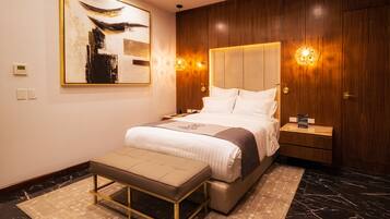 Edredón, minibar, caja de seguridad en la habitación y escritorio