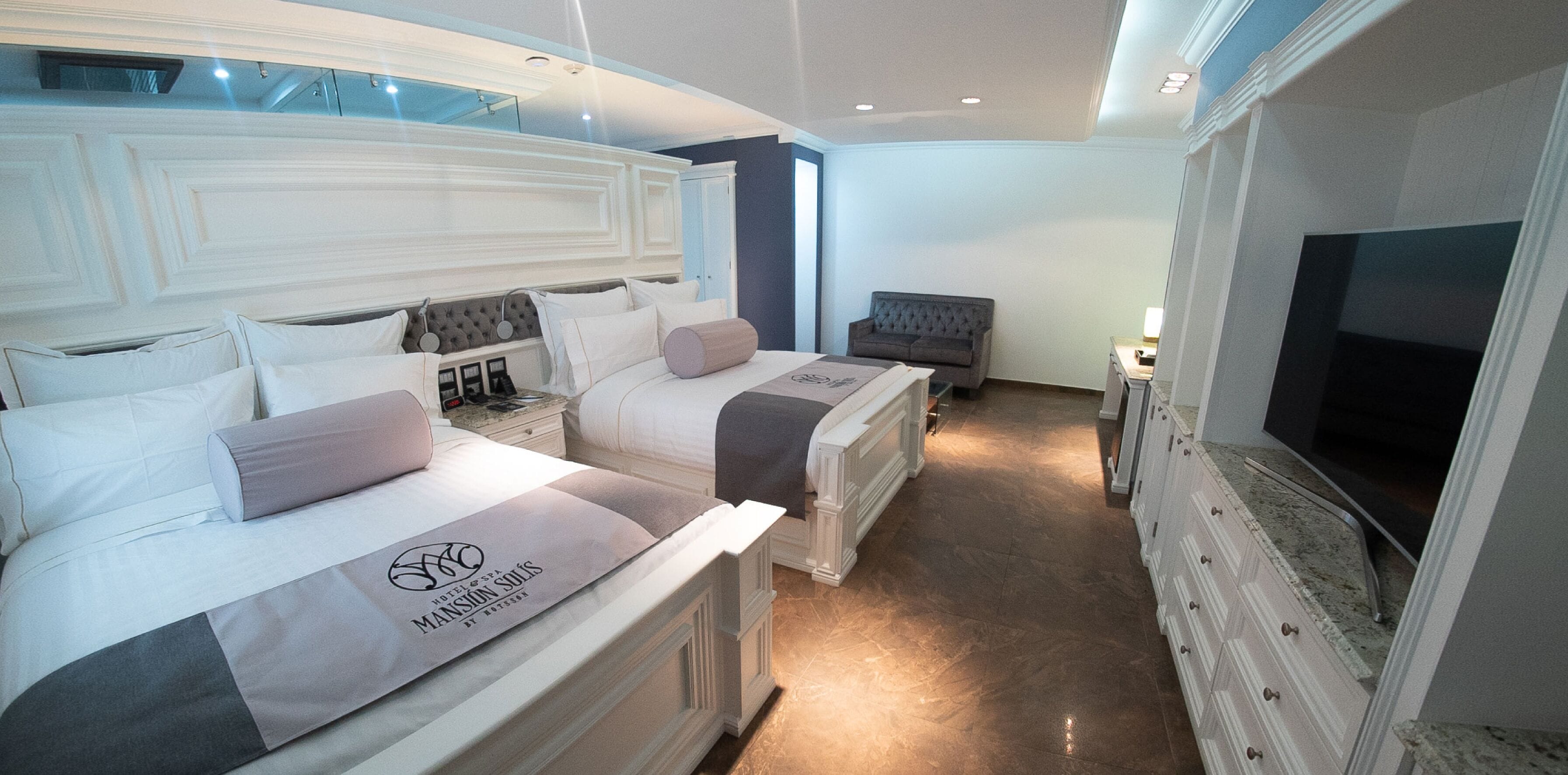 Junior Suite Two Queen Beds | Edredón, minibar, caja de seguridad en la habitación y escritorio 