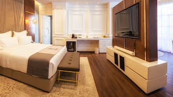 Suite Premium | Edredón, minibar, caja de seguridad en la habitación y escritorio
