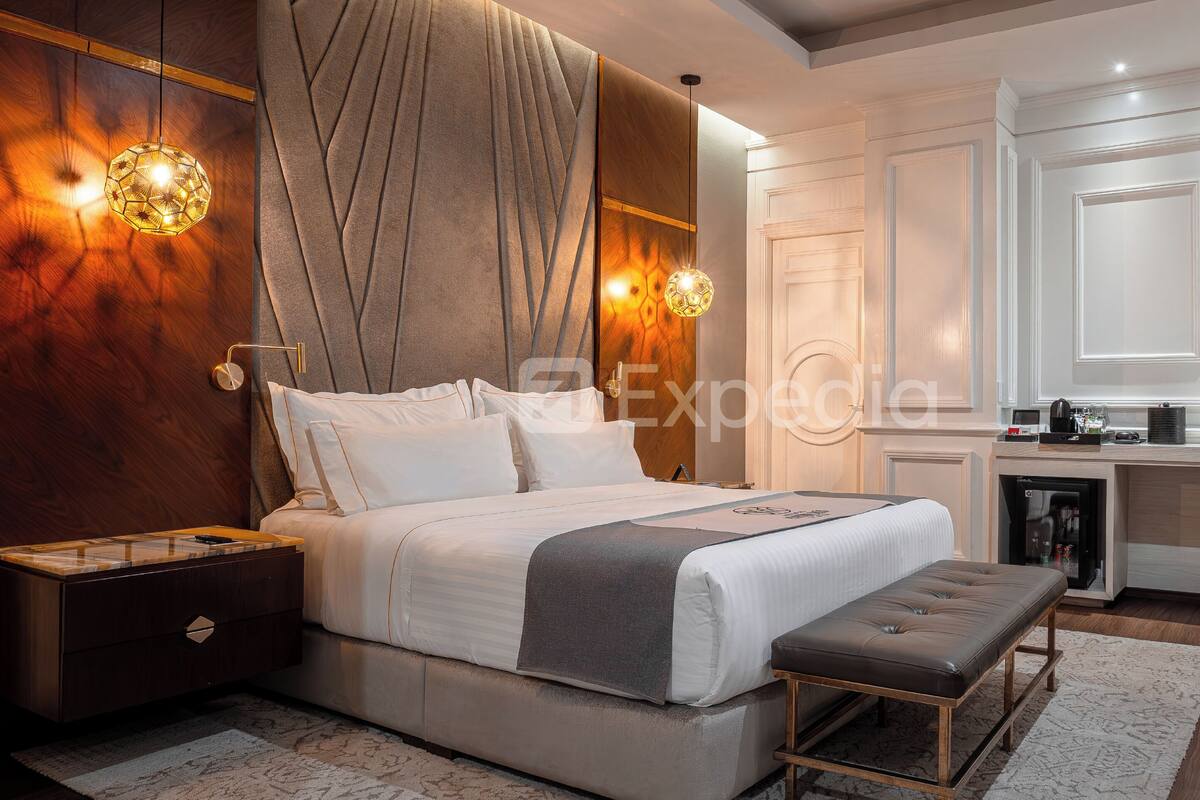 Premium suite | Donsdekens, een minibar, een kluis op de kamer, een bureau