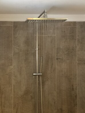 Baignoire, sĂšche-cheveux, serviettes fournies, savon