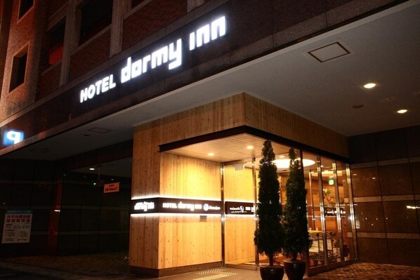 Entrada d'hotel amb un cartell que diu "HOTEL DARMY INN".