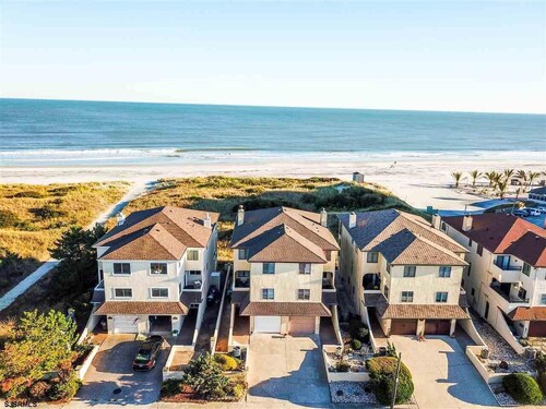 Oceanfront 4BR Townhouse-Great Location Aug 26-Aug 29 available