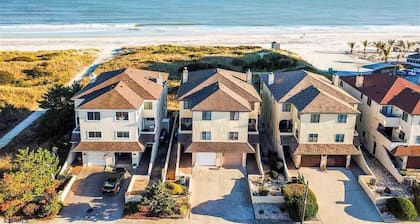 Oceanfront 4BR Townhouse-Great Location Aug 26-Aug 29 available