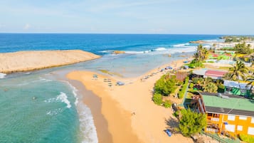 Playa en los alrededores y toallas de playa