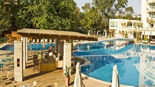 A pool area with lounge chairs and a bar. - Grand Hotel Nirvana (Nessebar)