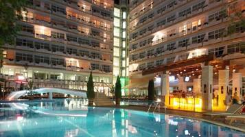 Hồ bơi ngoài trời