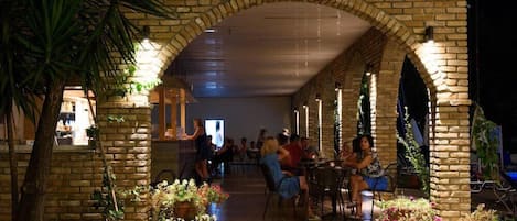 รับประทานอาหารกลางแจ้ง