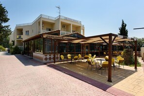 Outdoor dining - Amalia Hotel (Corfu)