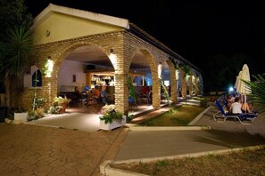 Outdoor dining - Amalia Corfu Hotel - Adults Only (Corfu)