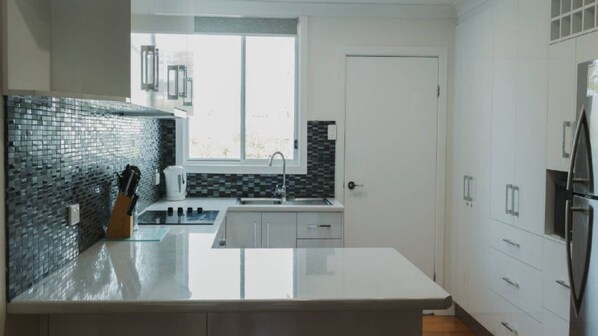 Micro-ondes, four, plaque de cuisson, grille-pain