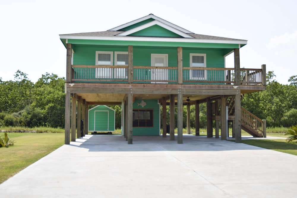 Beautiful Canalfront in Hackberry. Minutes to Beach, Calcasieu Lake & Casinos!