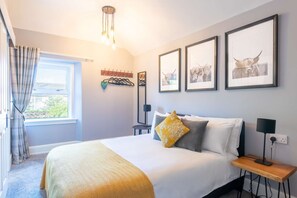 5 bedrooms, desk, iron/ironing board, WiFi