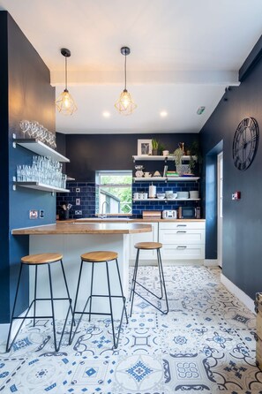 Een koelkast, een magnetron, een oven, een vaatwasser