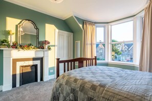 5 bedrooms, desk, iron/ironing board, WiFi