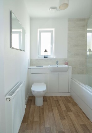 Combined shower/bathtub, hair dryer, towels