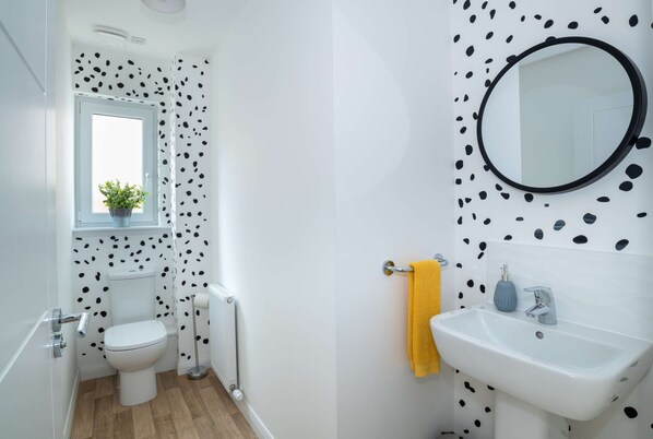 Combined shower/bathtub, hair dryer, towels