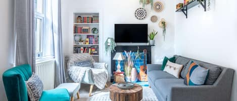 Televisio, takka, kirjoja