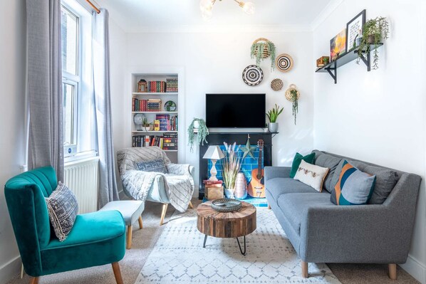 Fernseher, Kamin, Bücher