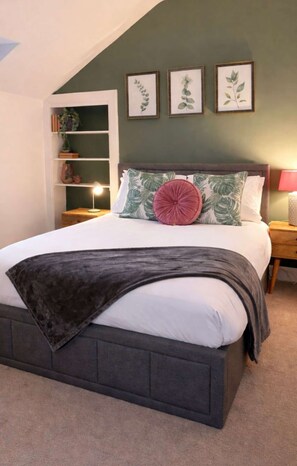 3 bedrooms, iron/ironing board, WiFi, bed sheets