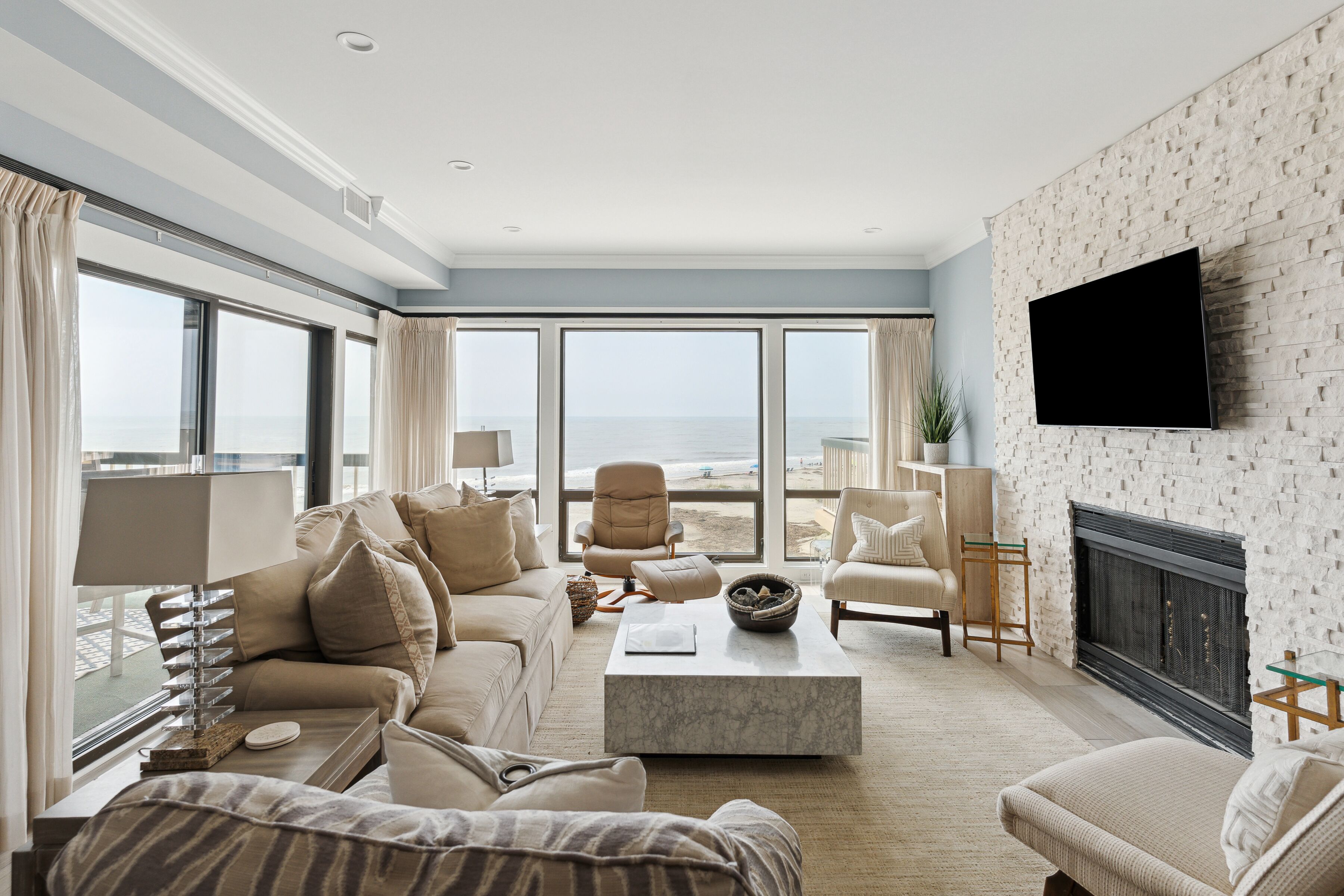 Stunning Ocean Views, Renovated Luxury Condo, Complex Pool