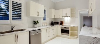 Nell’s Place - Stunning home, walk to CBD