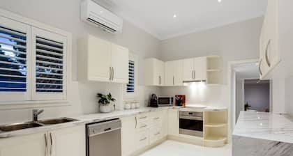 Nellâs Place - Stunning home, walk to CBD
