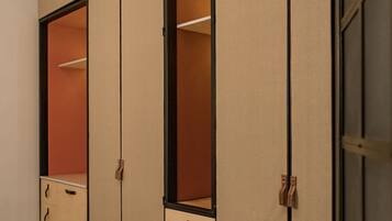 Un vestidor con puertas correderas y suelo de mármol.