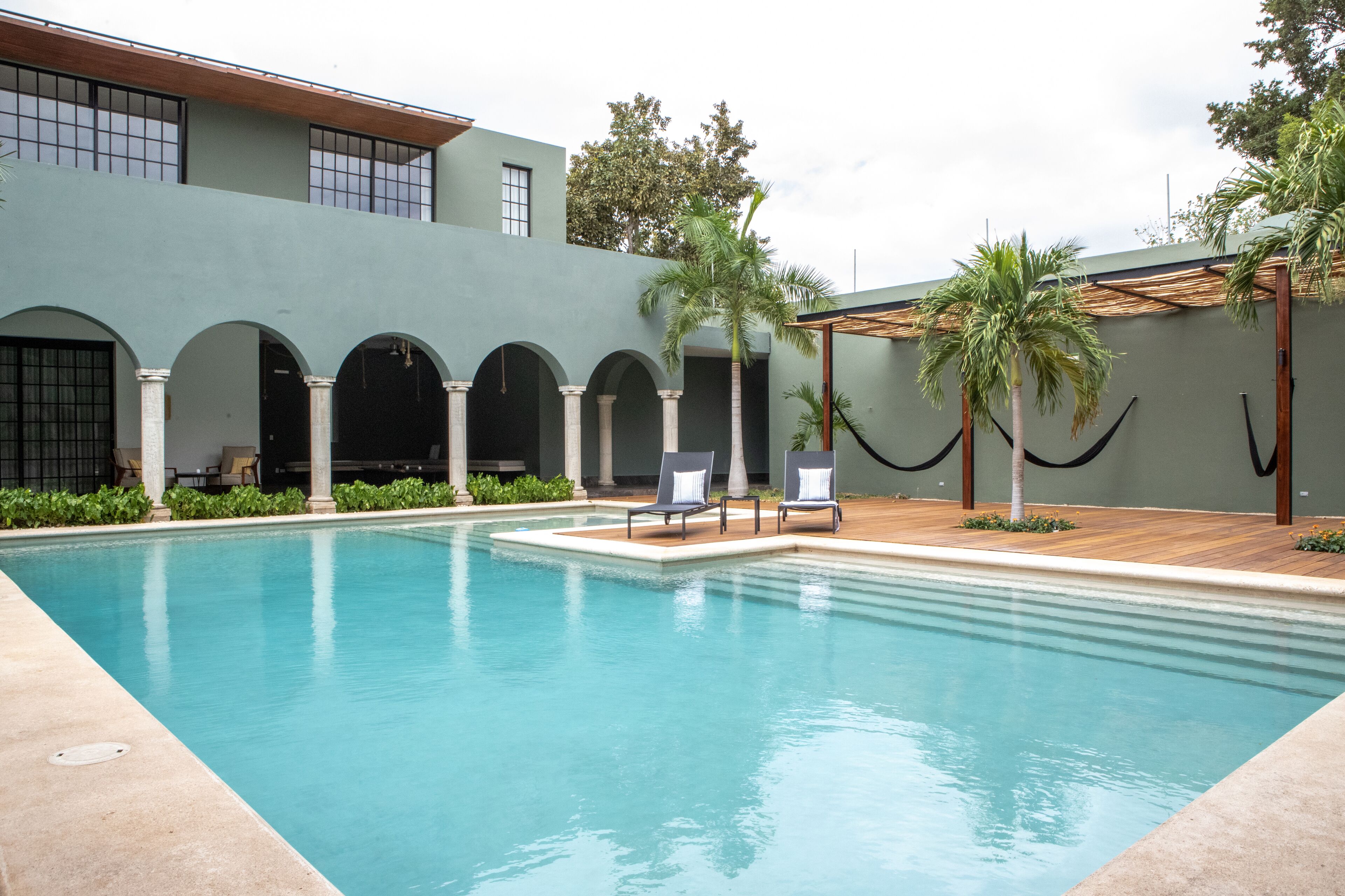 야외 수영장, 09:00 ~ 21:00 오픈, 일광욕 의자