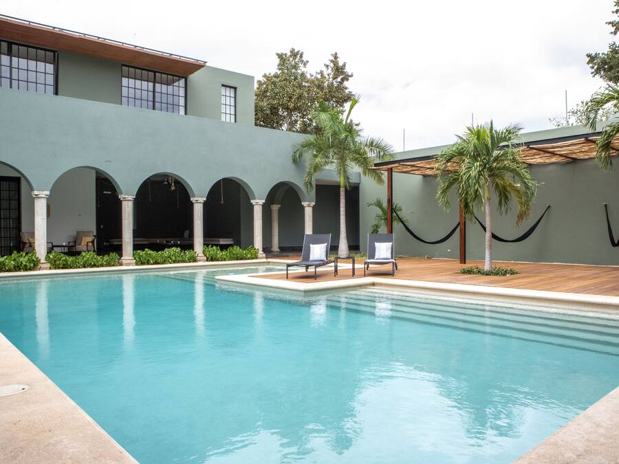 Una piscina al aire libre (de 09:00 a 21:00), tumbonas