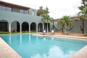 Piscina externa, funciona das 9h às 21h, espreguiçadeiras