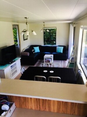 Smart TV, fireplace, DVD player, books - Quiet Family Friendly Bach close to all amenities (Bay of Plenty)