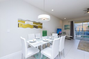 3 bedrooms, iron/ironing board, cots/infant beds, free WiFi - Modern Townhouse With Pool near Disney (Clermont)