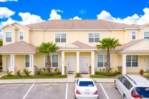 3 bedrooms, iron/ironing board, cots/infant beds, free WiFi - Modern Townhouse With Pool near Disney (Clermont)