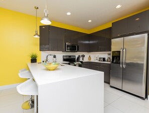 3 bedrooms, iron/ironing board, cots/infant beds, free WiFi - Modern Townhouse With Pool near Disney (Clermont)