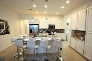 5 habitaciones, tabla de planchar con plancha, cunas y wifi gratis 