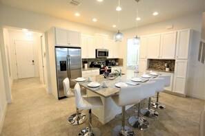 5 habitaciones, tabla de planchar con plancha, cunas y wifi gratis 