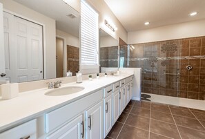 5 habitaciones, tabla de planchar con plancha y wifi gratis 