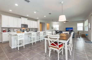 Villa, 5 Bedrooms, Non Smoking, Kitchen | 5 bedrooms, iron/ironing board, WiFi (free), bed sheets