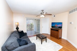 คอนโด, 1 ห้องนอน, ปลอดบุหรี่, ห้องครัว | บริเวณนั่งเล่น | ทีวี