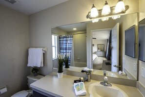 Townhome, 4 Bedrooms, Non Smoking, Kitchen | 4 bedrooms, iron/ironing board, cots/infant beds, free WiFi - Amazing Townhouse 4Bdr 3Bth Spa Resort near Disney (Davenport)