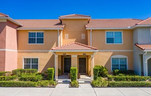 Exterior - Contemporary 4 Bed 3 Bath Town Home With Upgrades, Private Pool i Close to Disney, Shopping (Kissimmee)