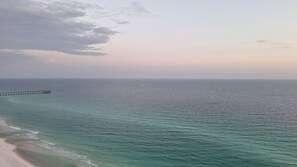 Sulla spiaggia, lettini da mare