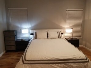 4 quartos, escrivaninha, ferros/tábuas de passar roupa, berço de viagem