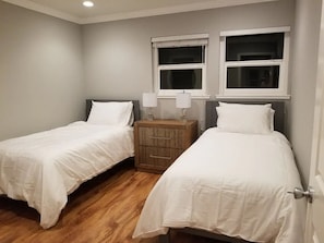 4 Schlafzimmer, Schreibtisch, Bügeleisen/Bügelbrett, Reisekinderbett