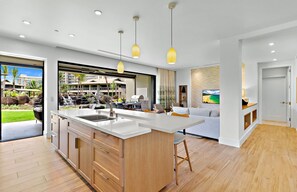 المنشأة من الداخل