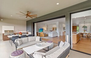 تلفزيون، مدفأة، ستيريو