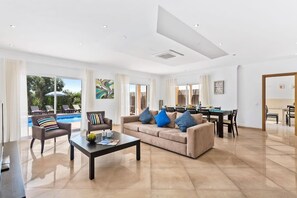 TV, DVD player, stereo - Villa Helene Norvilla, Central, Luxury, h/pool (Guia)