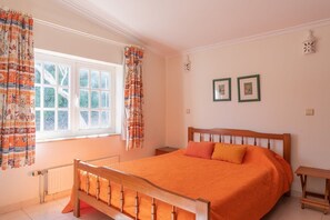 3 habitaciones, tabla de planchar con plancha, wifi y ropa de cama 